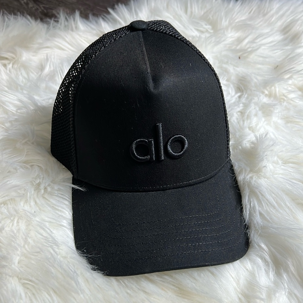 BNWT Alo trucker hat